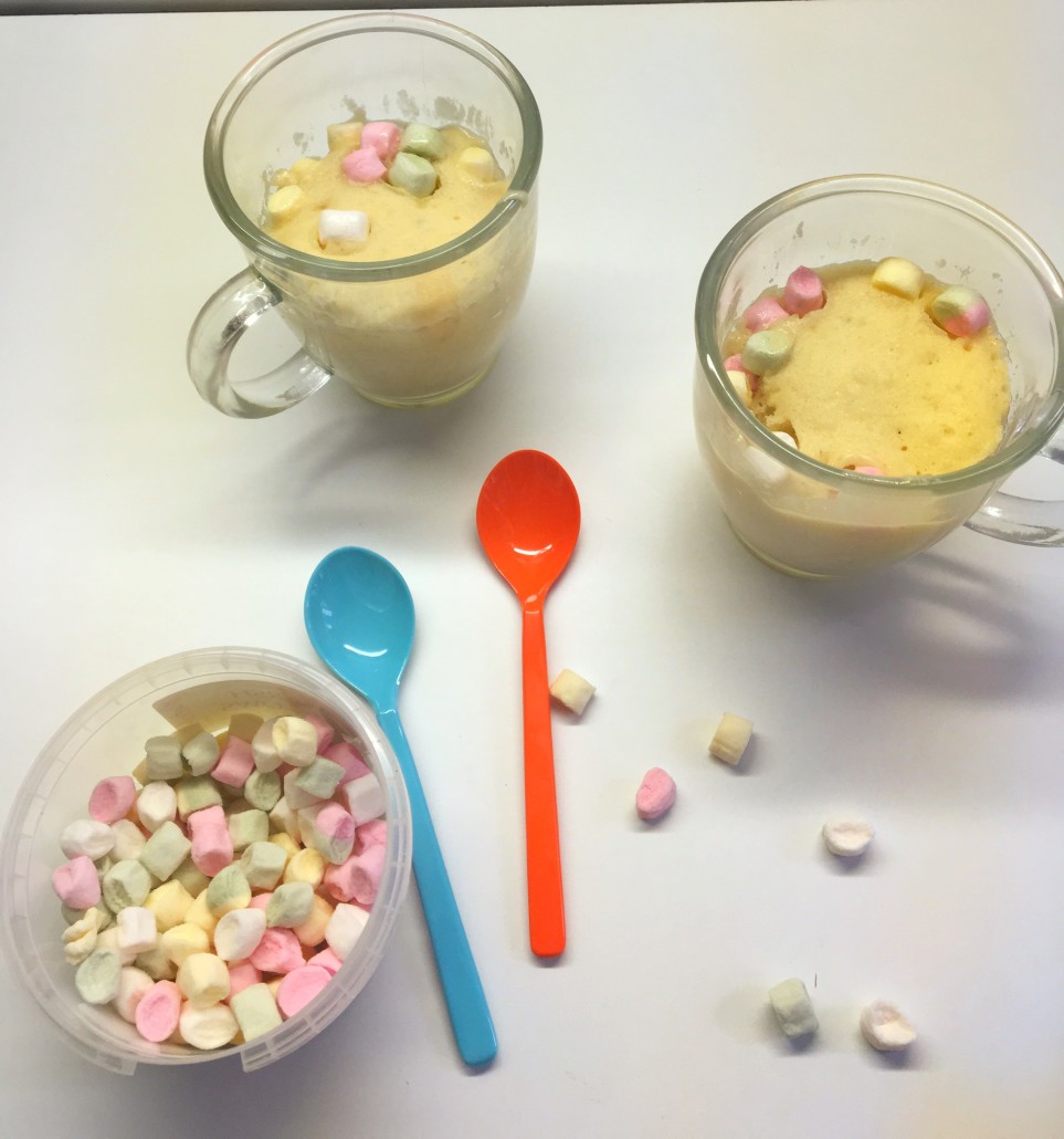 Mug Cakes (Tassenkuchen) mit Marshmallows Tagaustagein