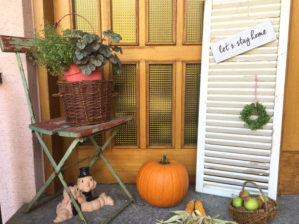 Herbstliche Türdekoration, Deko mit altem Fensterladen, Kürbisdeko