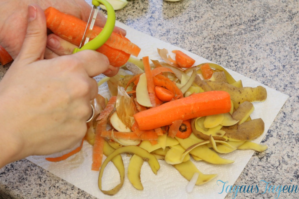 Gemüse schälen für Karotteneintopf