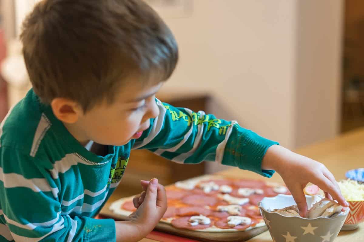 kochen mit kindern - pizza selber machen