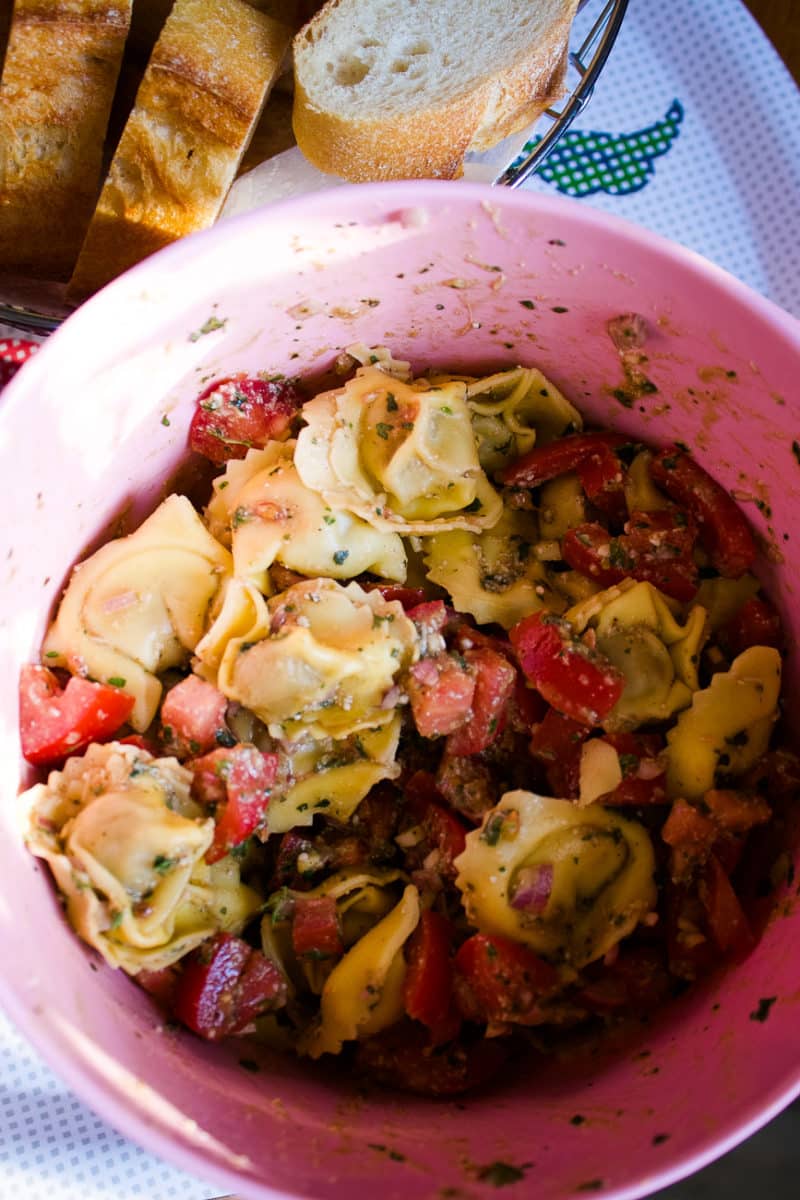 Zwei einfache Rezepte fürs Grillen: Tortellini Salat mit Pesto und leckeres Baguette Magique