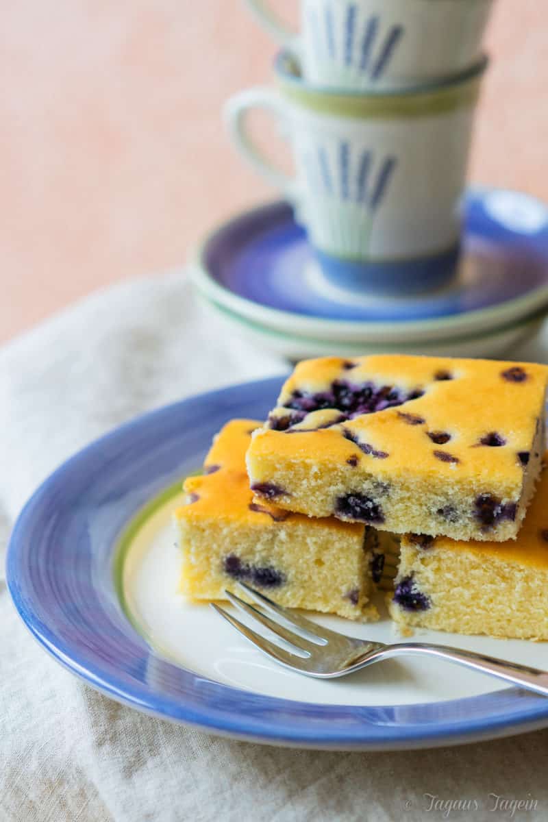 Saftiger Buttermilchkuchen mit Heidelbeeren vom Blech