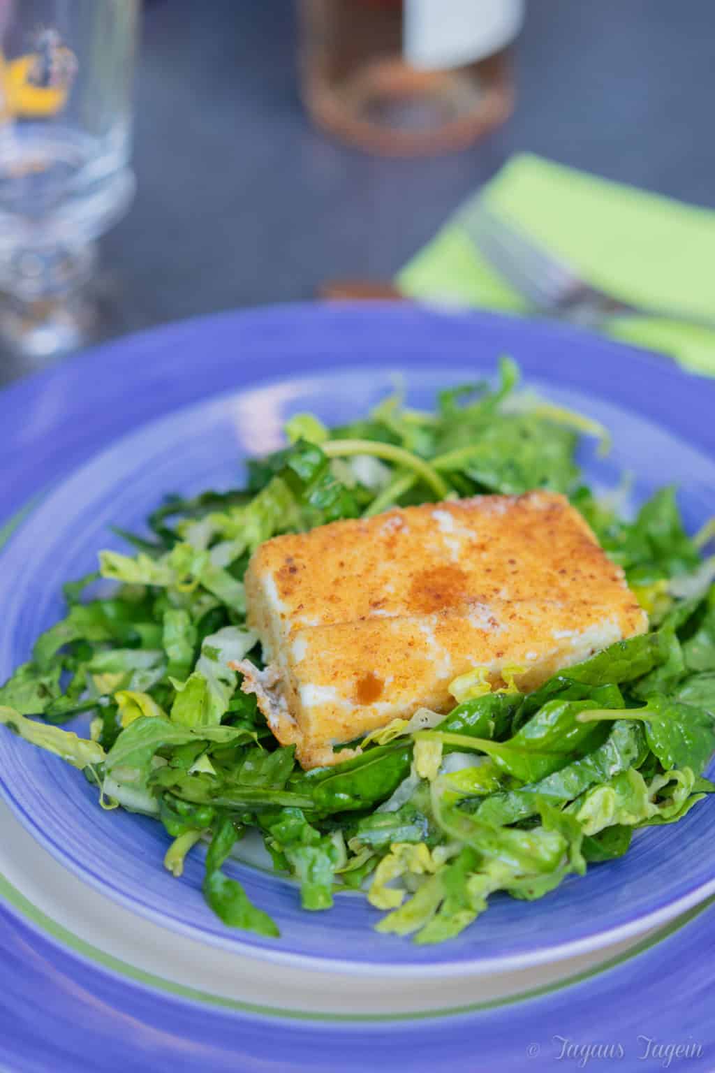 Sommerrezept Salat mit paniertem und gebratenem Feta