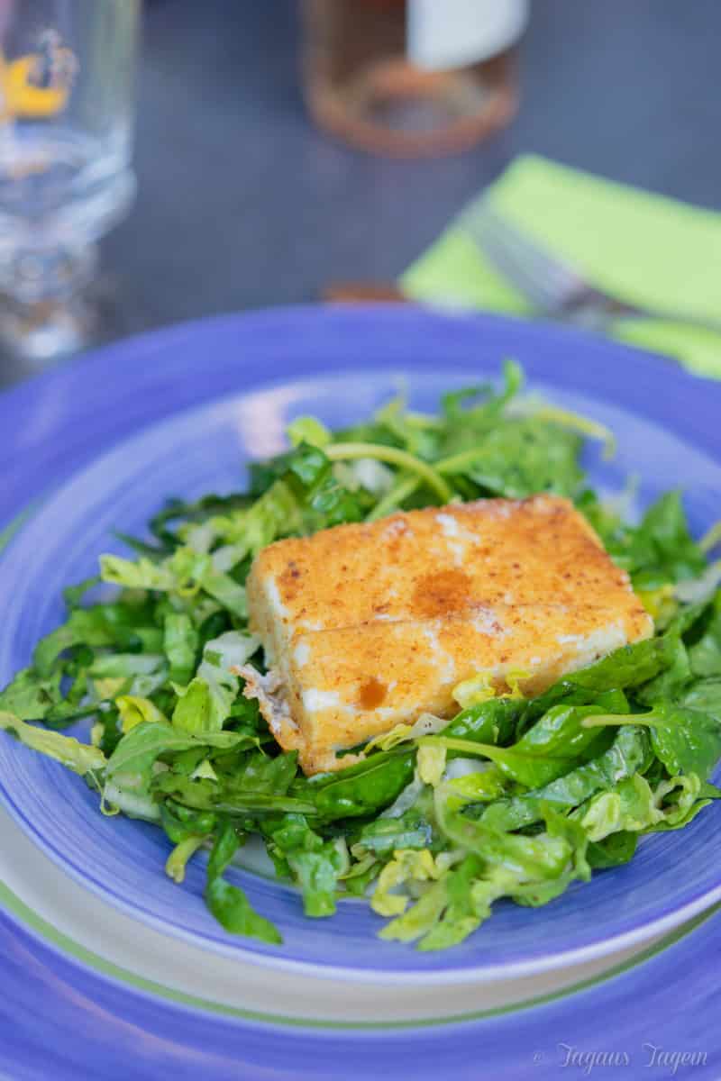 Sommerrezept Salat mit paniertem und gebratenem Feta