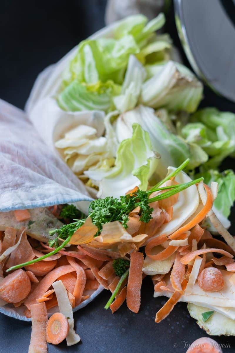 Gemüsebrühe aus Schalen und Resten - schnell und einfach